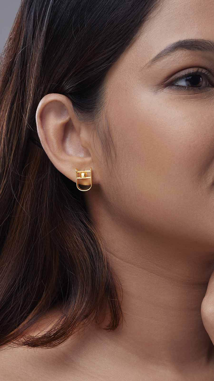 Zoomed picture of an indian working woman wearing balance earrings